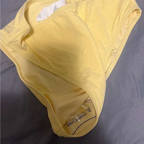 Cupshe Sunny Yellow Ruffled Bikini - Picture 7 of 11